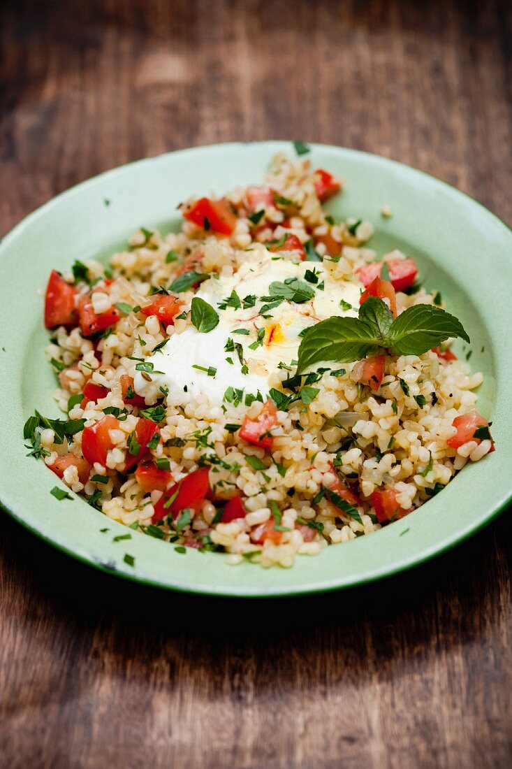 Bulgur salad with pepper and egg