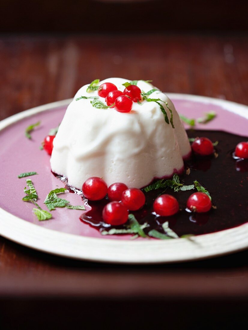 Quark jelly with redcurrants and redcurrant sauce