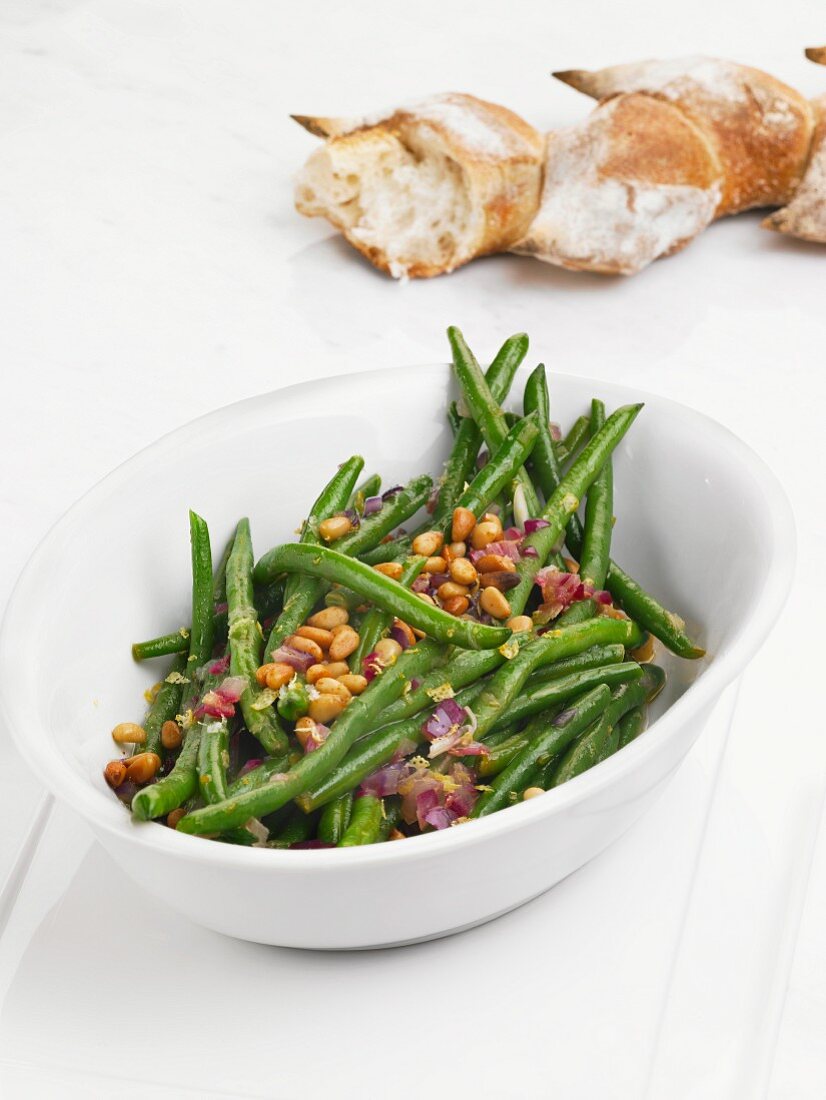 Grüne-Bohnen-Salat mit Pinienkernen und roten Zwiebeln