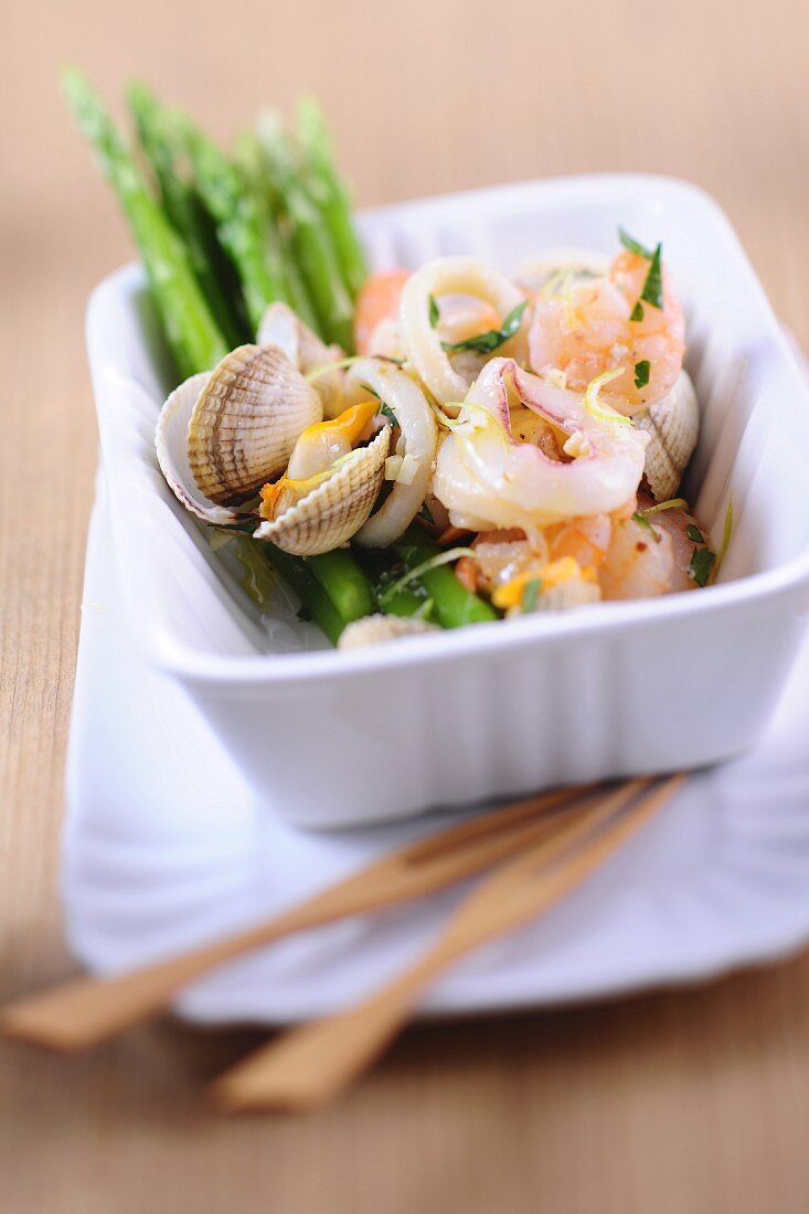 Seafood with asparagus