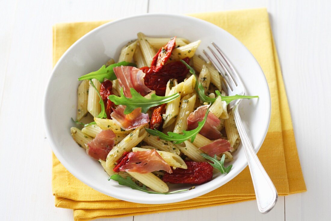 Penne al prosciutto (pasta with ham, tomatoes and rocket)