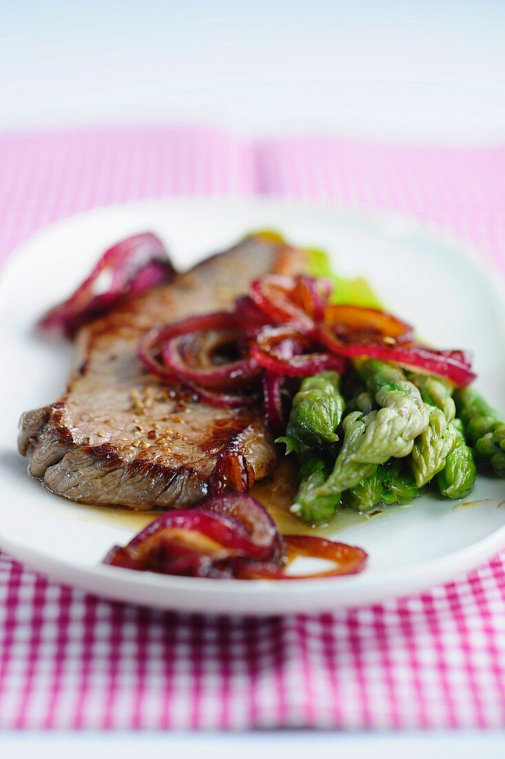 Rump steak with onions and asparagus