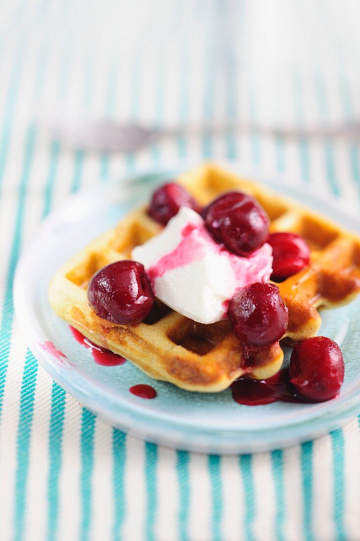 Waffeln mit Kirschen