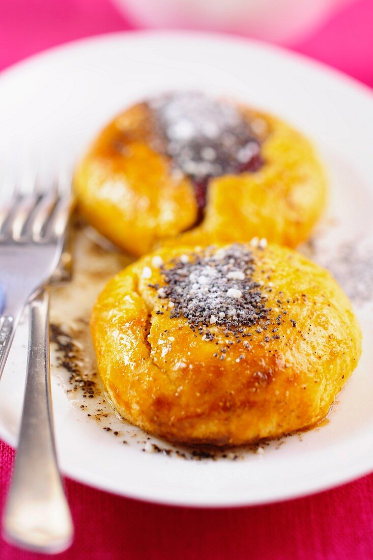 Yeast dumpling with poppy seeds