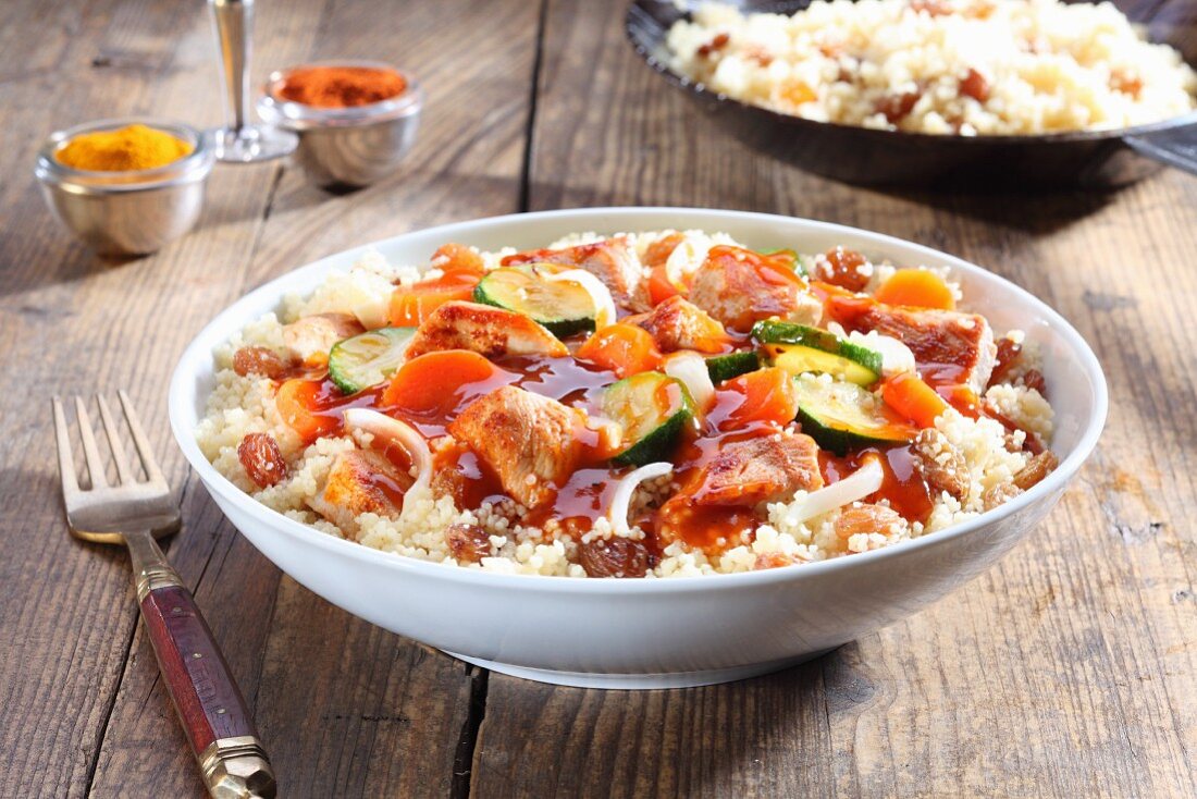 Couscous mit Hähnchen, Gemüse und Rosinen