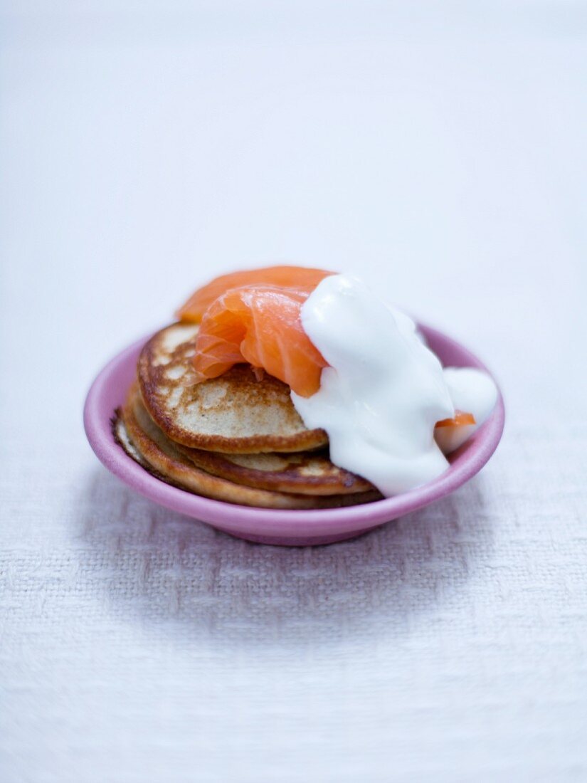 Blinis mit Räucherlachs und Sauerrahm