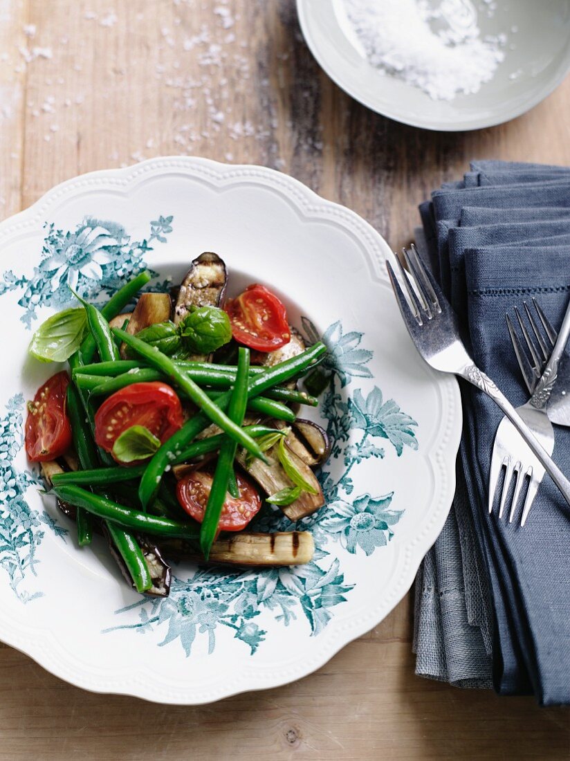 Aubergine salad with tomatoes and green beans
