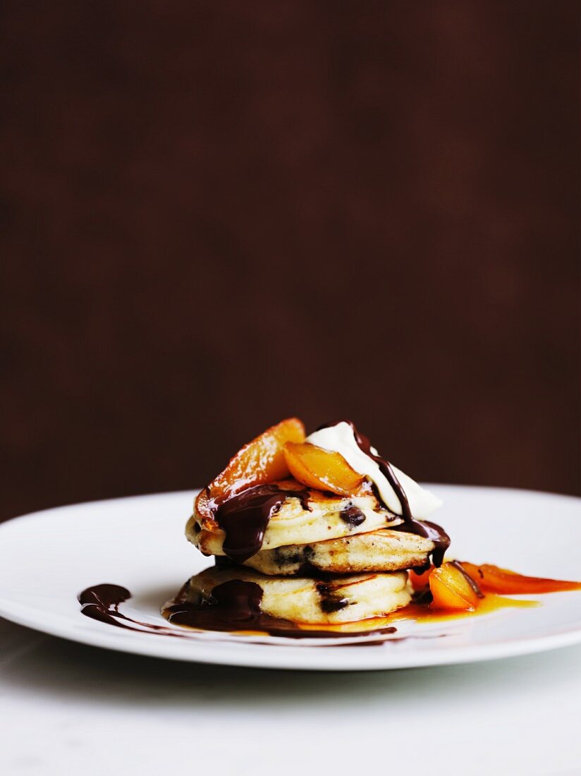 Pikelets with peaches, cream and chocolate sauce