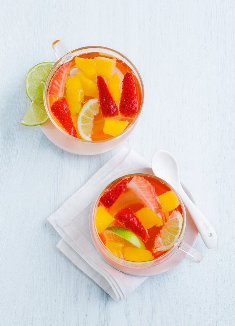 Fruchtpunsch mit Erdbeeren und Mango (Draufsicht)