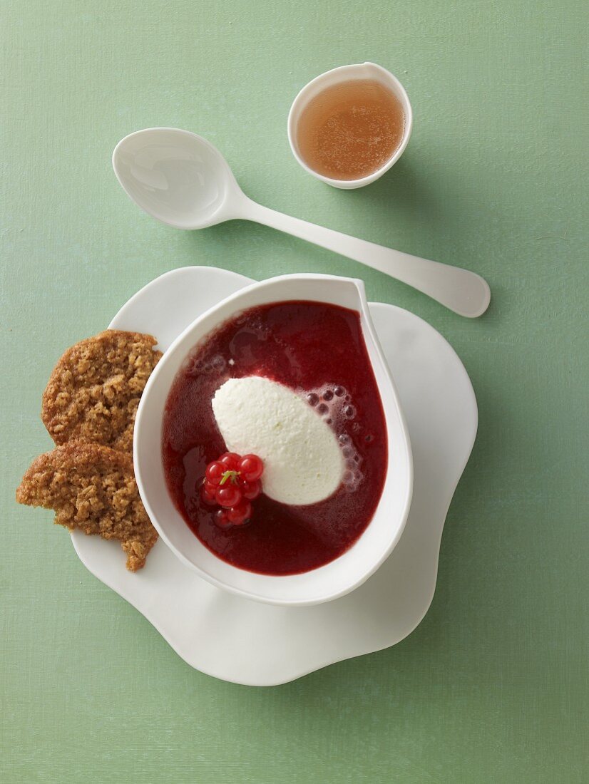 Rote Grütze-Suppe mit Buttermilchnocken und Haferkeksen