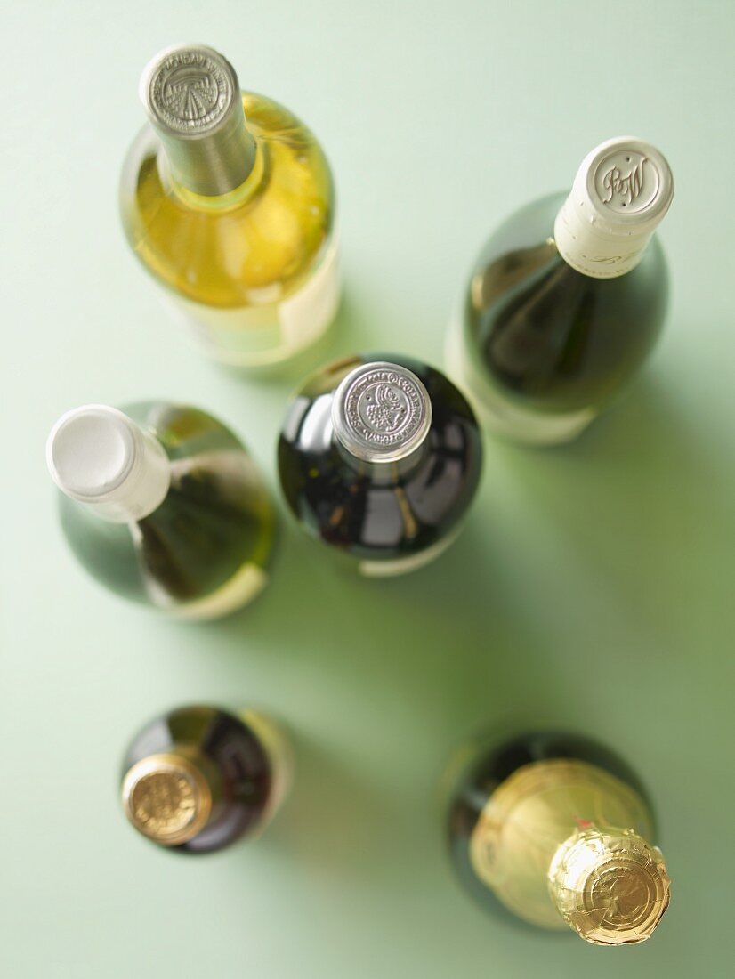 Verschiedene Weinflaschen und eine Sektflasche von oben