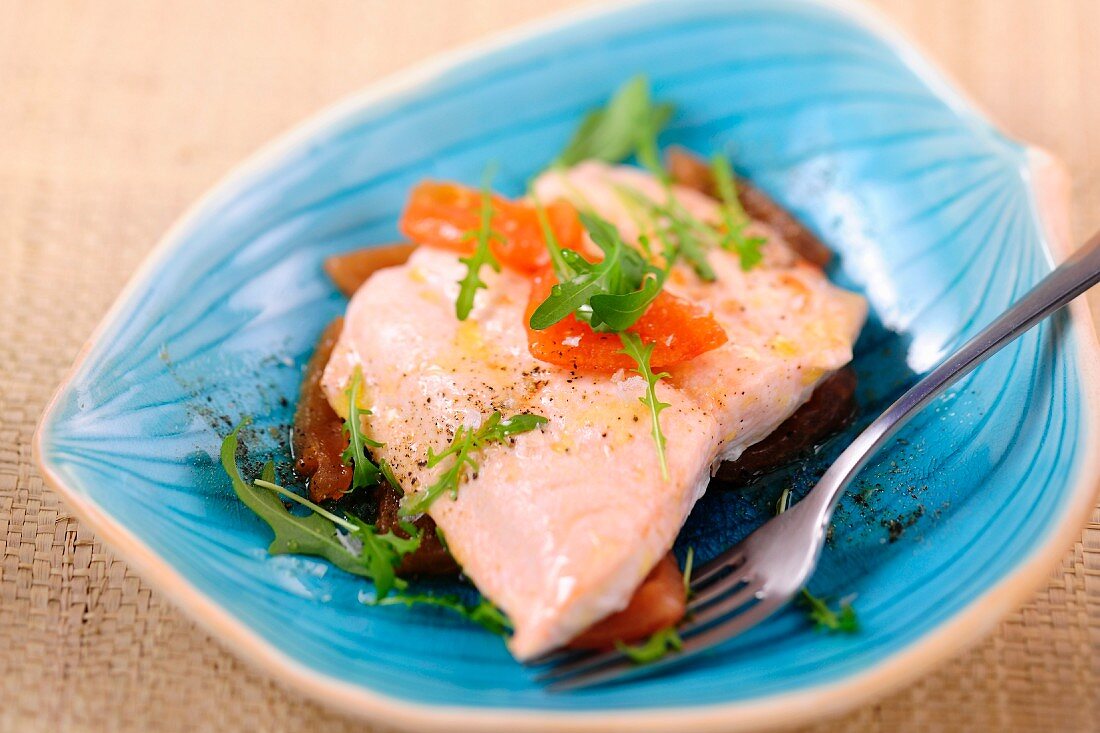 Salmon with lukewarm tomatoes and rocket