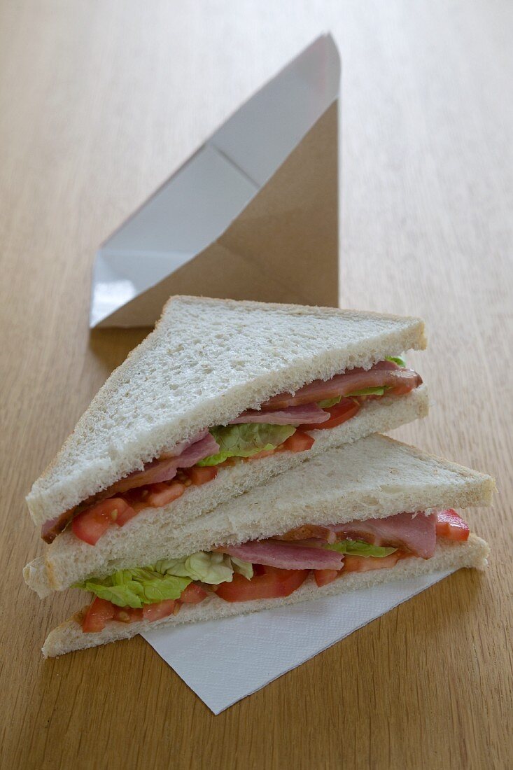 Sandwich mit Schinken, Salat und Tomate (BLT-Sandwich)