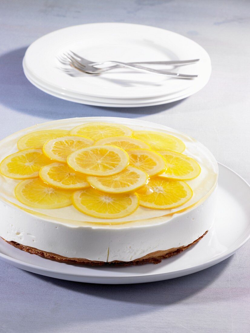 Cheesecake with lemon slices