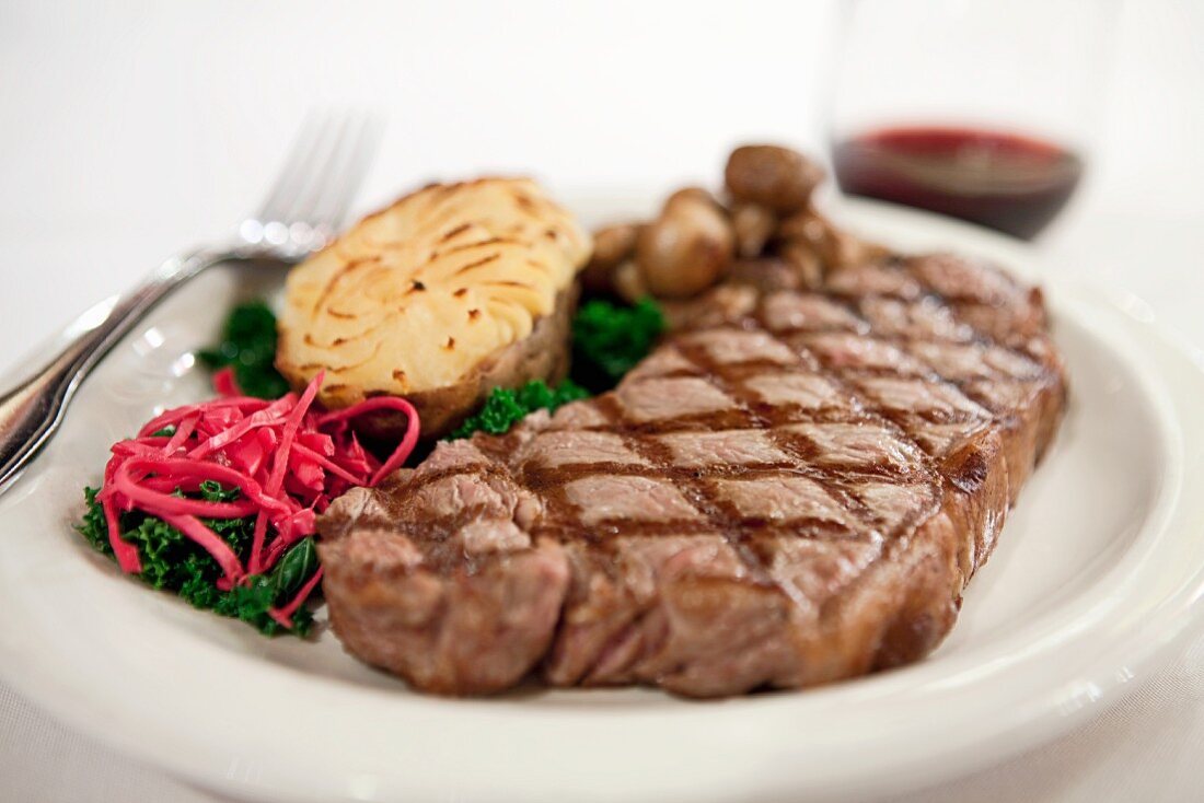 Gegrilltes Rindersteak mit Backkartoffel und Pilzen