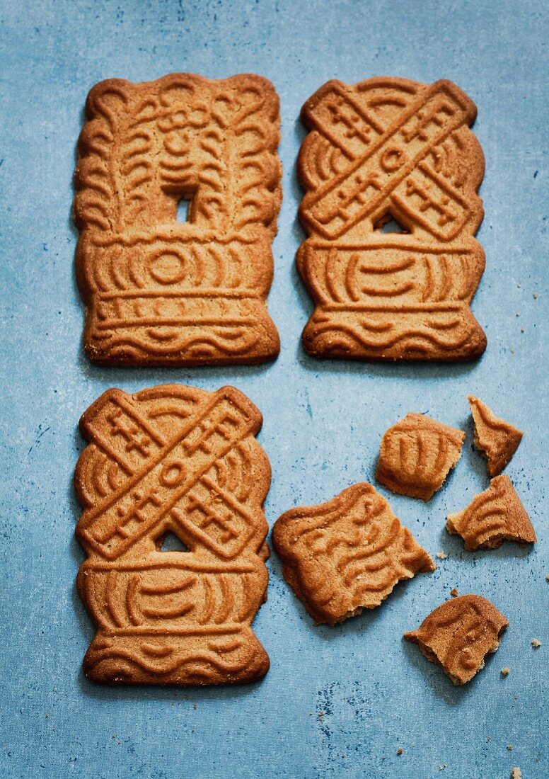 Gingerbread biscuits, whole and broken