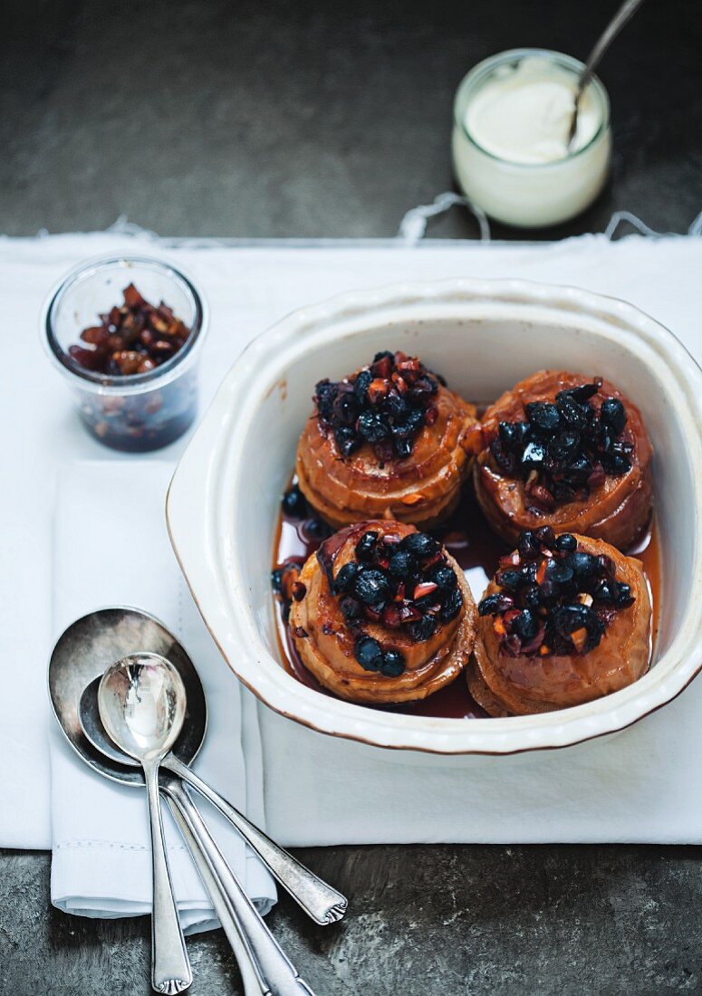 Baked apples with raisins and honey