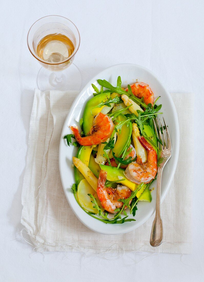 Asparagus salad with king prawns, avocado and rocket