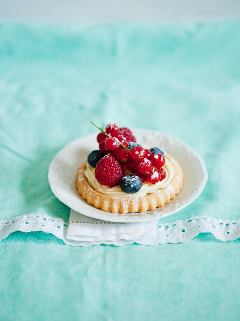 A berry tartlet with vanilla cream