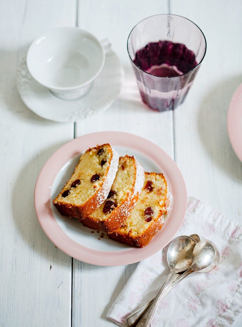 Drei Stücke Cranberrykuchen auf Teller