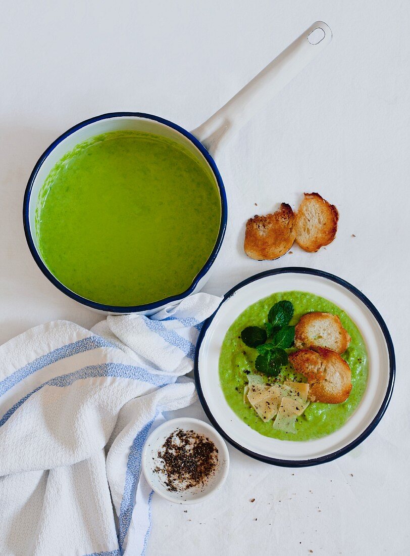 Erbsensuppe mit Parmesan und Toast