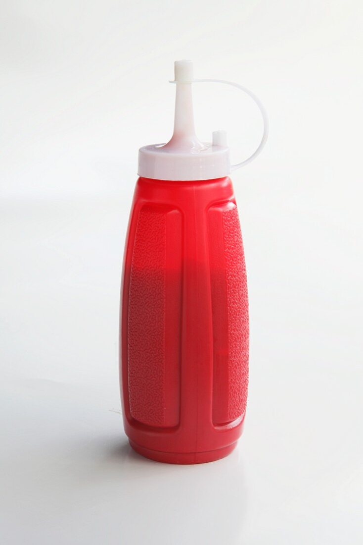 Ketchup in roter Plastikflasche