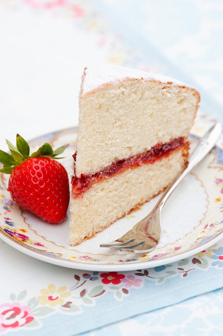 Sponge cake mit Erdbeermarmeladenfüllung