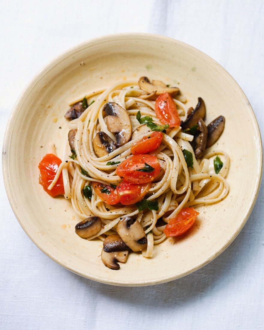 Linguine with mushrooms and tomatoes