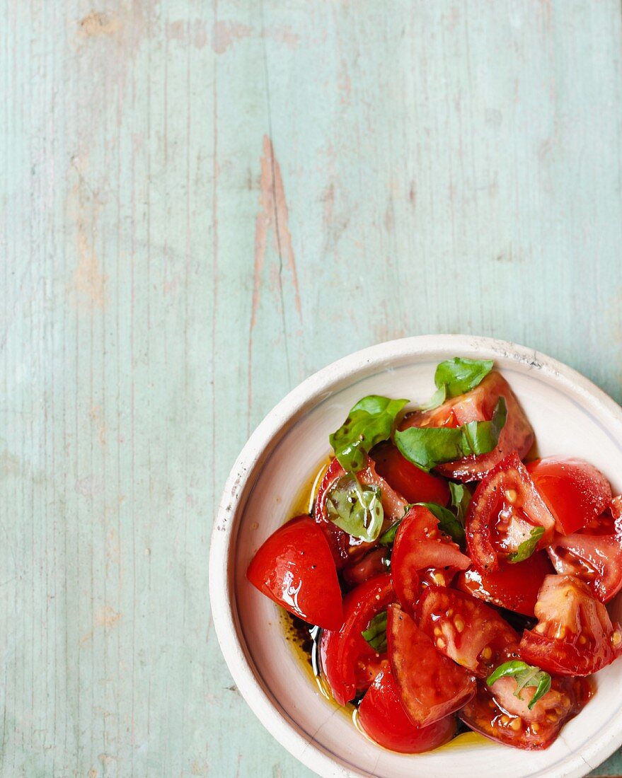 Insalata di pomodoro (tomato salad with basil and balsamic vinegar)