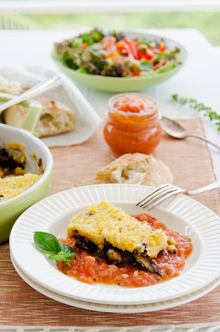 Polenta-Pilz-Auflauf mit Tomatensauce