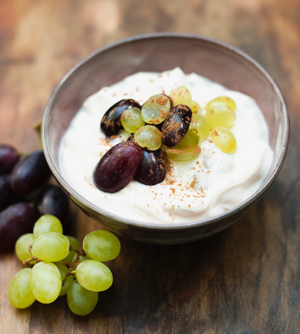 Yogurt dessert with grapes, cinnamon and honey