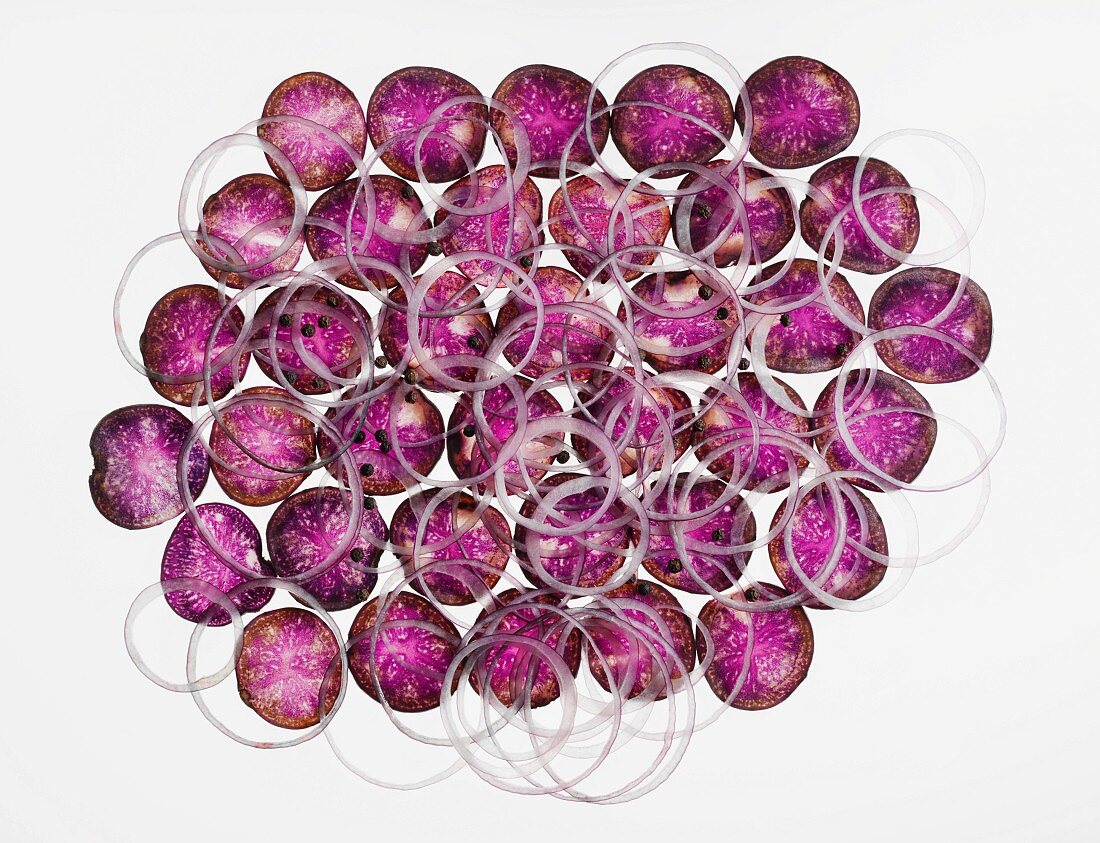 Zwiebelringe und violette Kartoffelscheiben