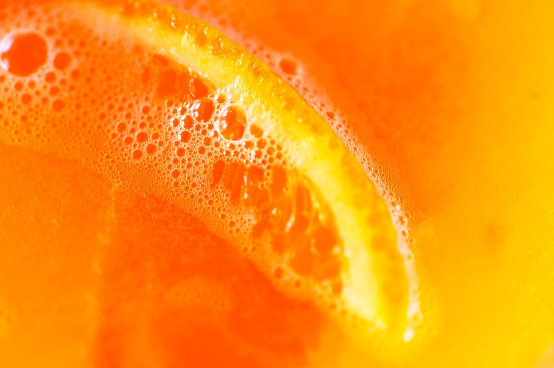 Orangenschnitz in Orangensaft (Close Up)