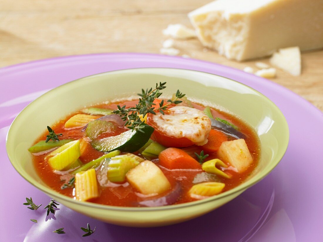 Minestrone with gratinated tomatoes