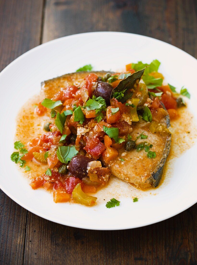 Schwertfisch mit Tomaten-Oliven-Gemüse