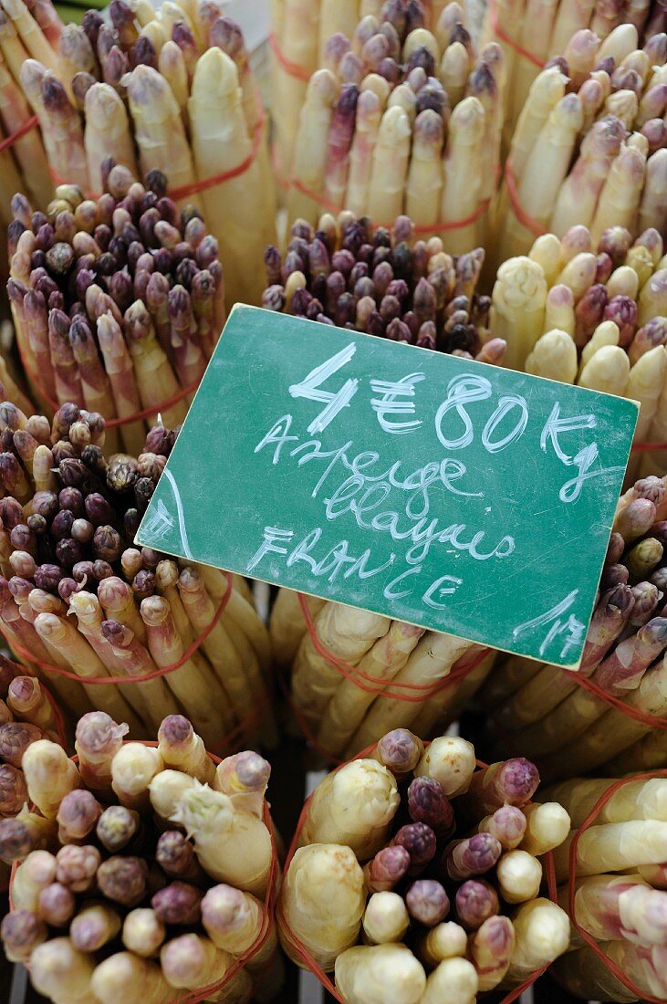 Frischer Spargel aus Frankreich auf dem Markt