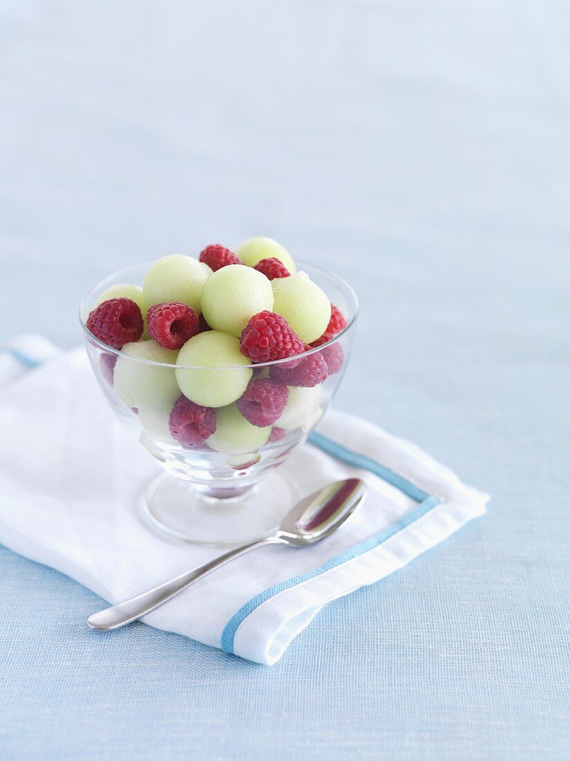 Melonenkugeln mit Himbeeren