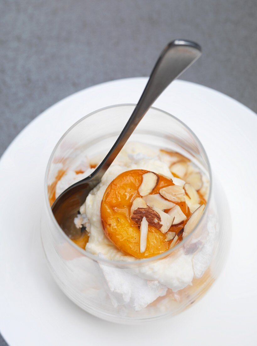 Meringue with grilled peaches and almonds