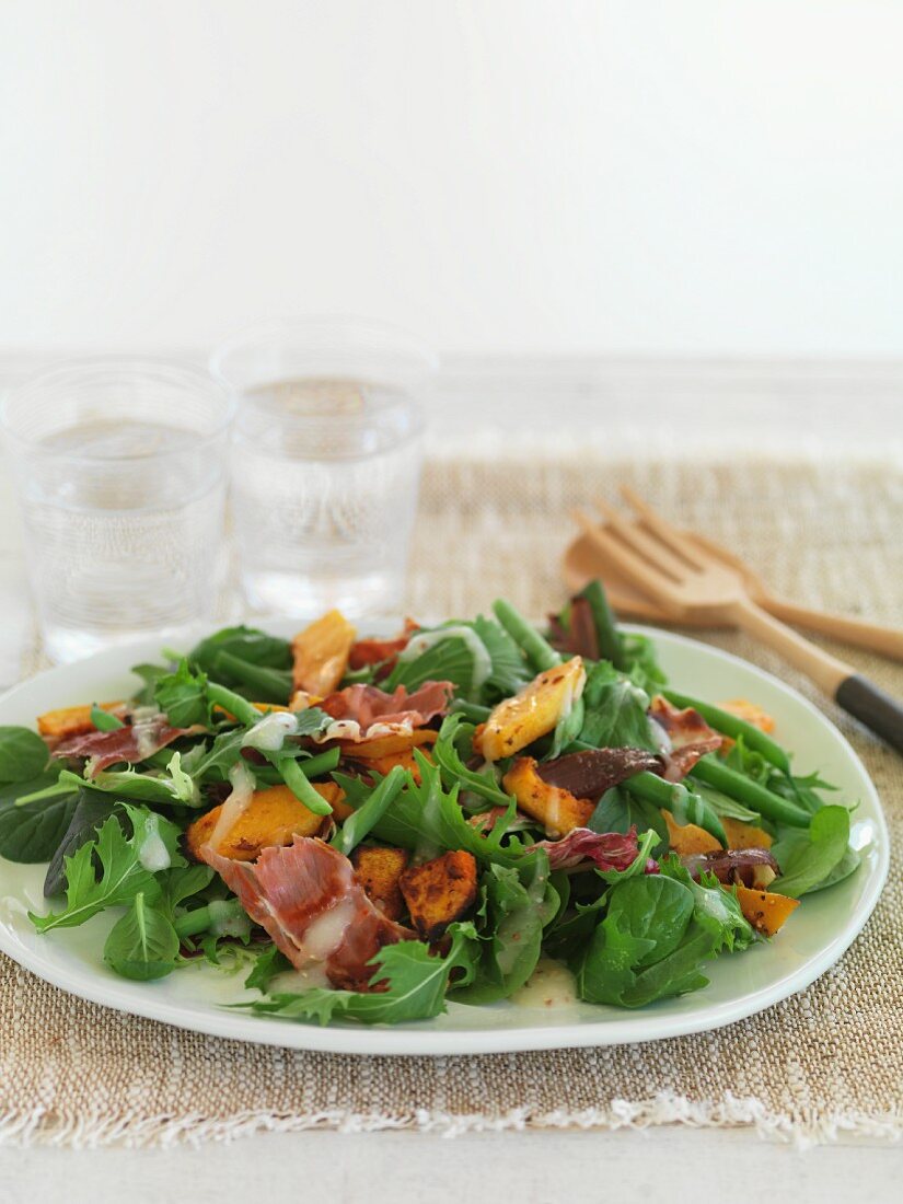 Mixed leaf salad with pumpkin and raw ham