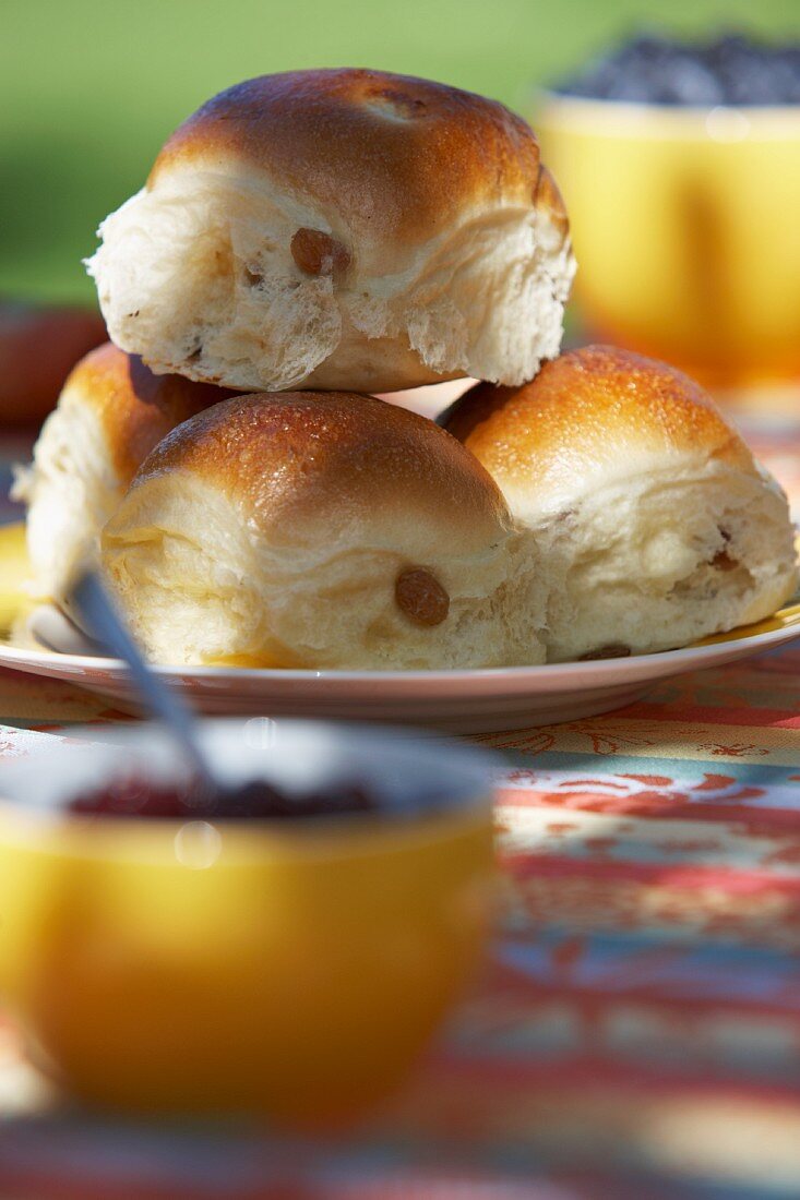 Rosinenbrötchen zum Frühstück im Garten