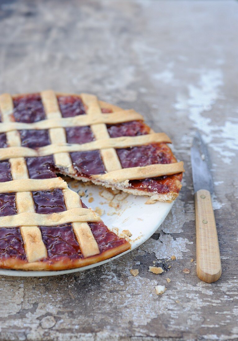 Tarte du Champsaur (Obsttarte, Frankreich) auf Holztisch