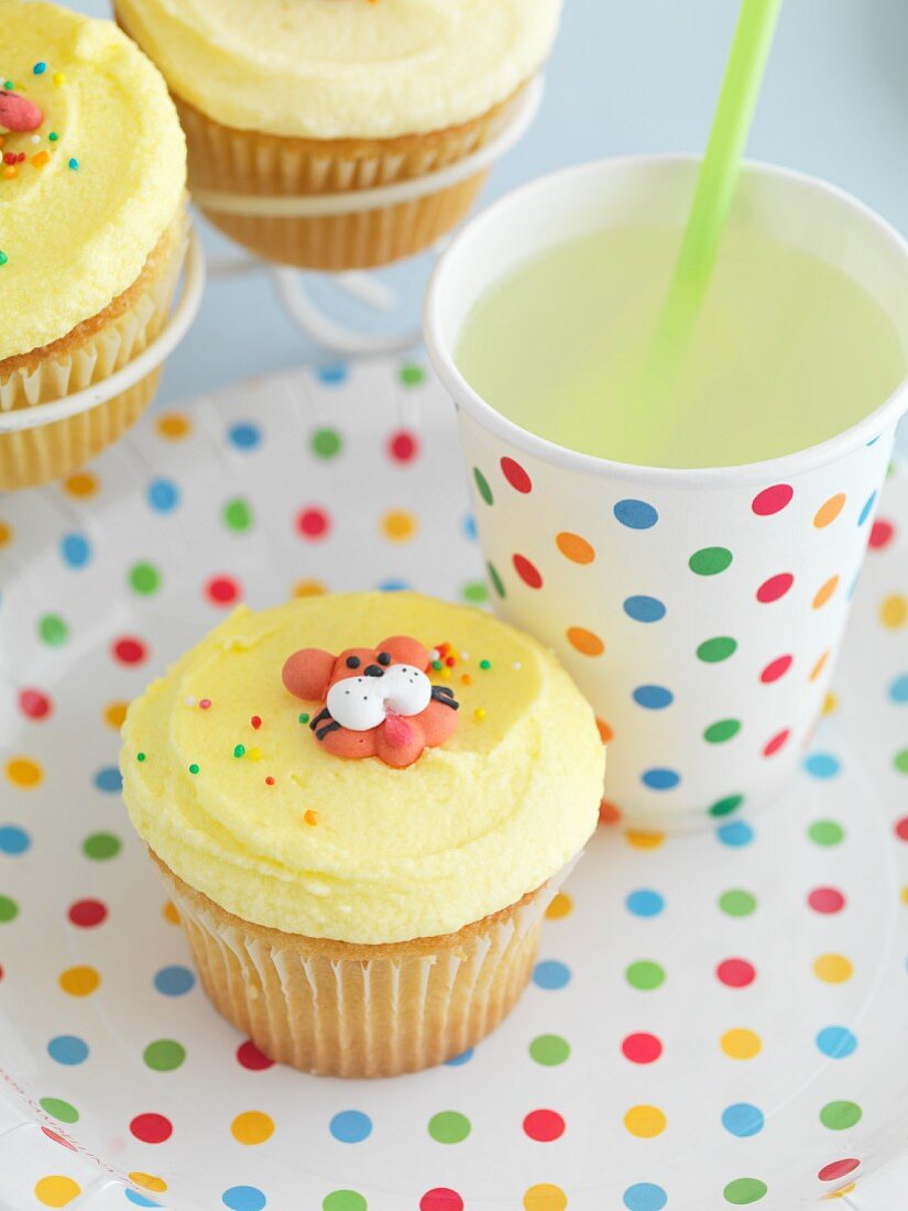 Childrens' cupcakes with a lemon drink