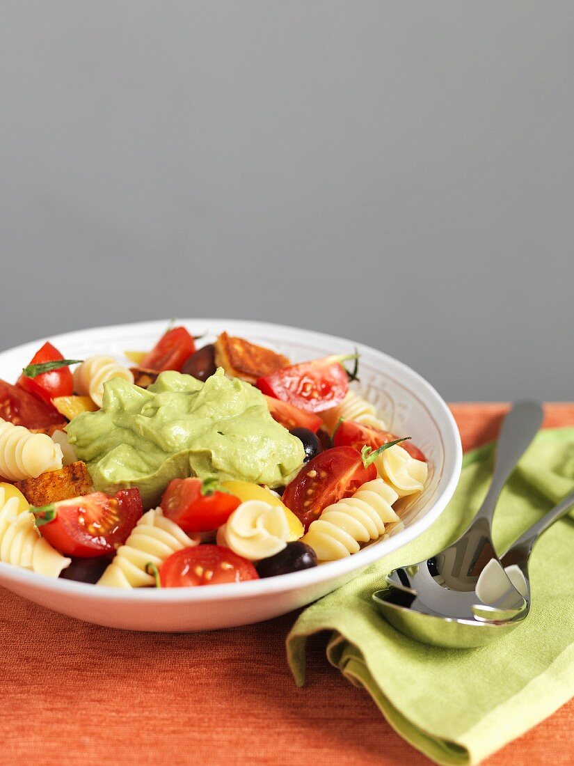 Nudelsalat mit Tomaten und Guacamole