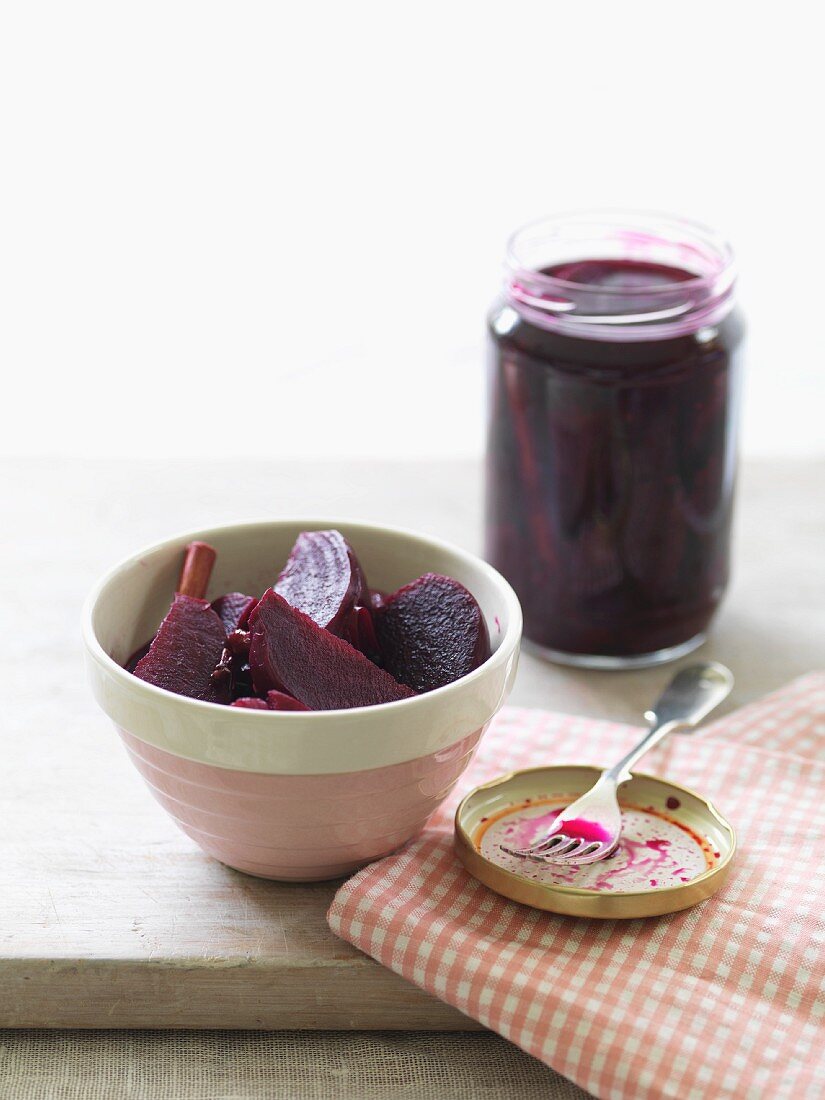 Eingelegte Rote Bete in Schale und Einmachglas