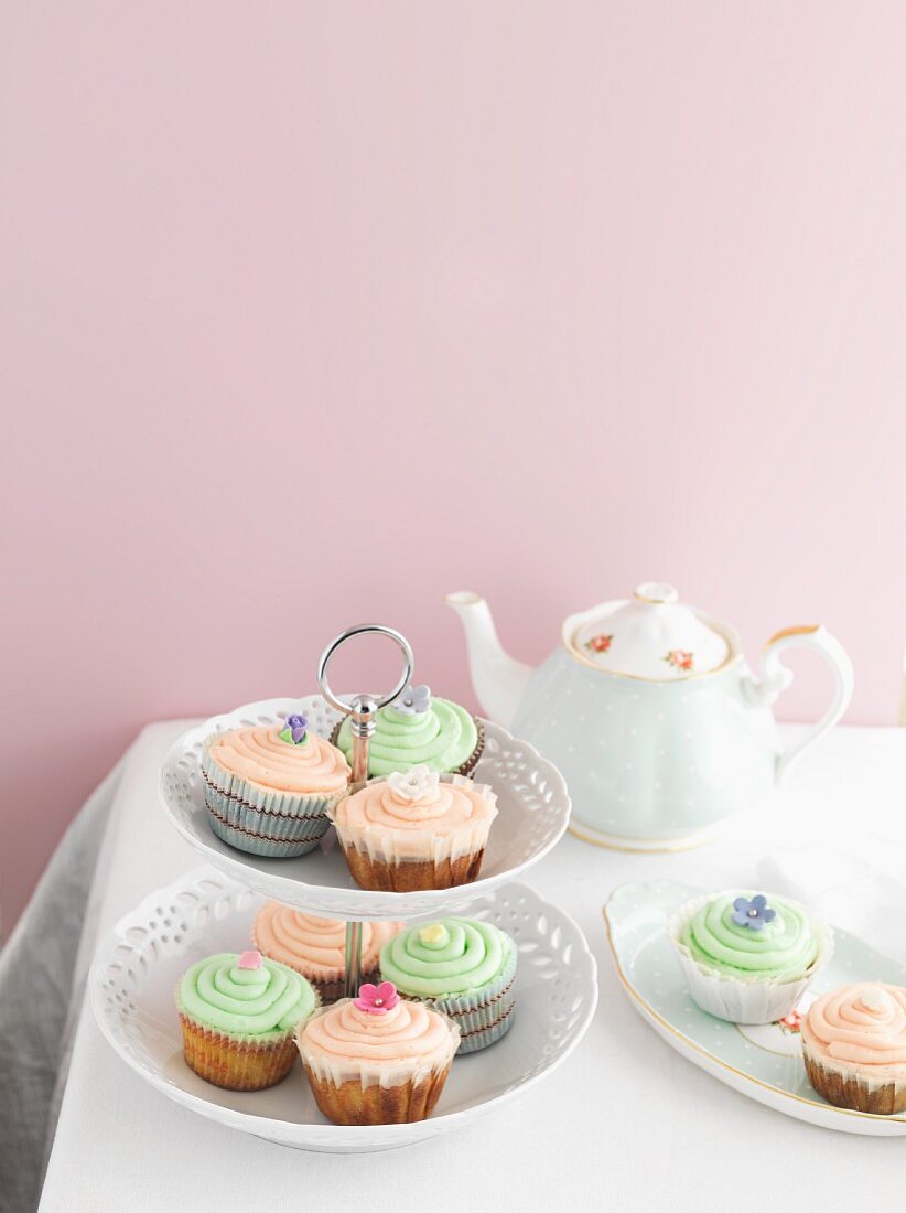 Pistazien-Himbeer-Cupcakes auf Etagere zur Teatime