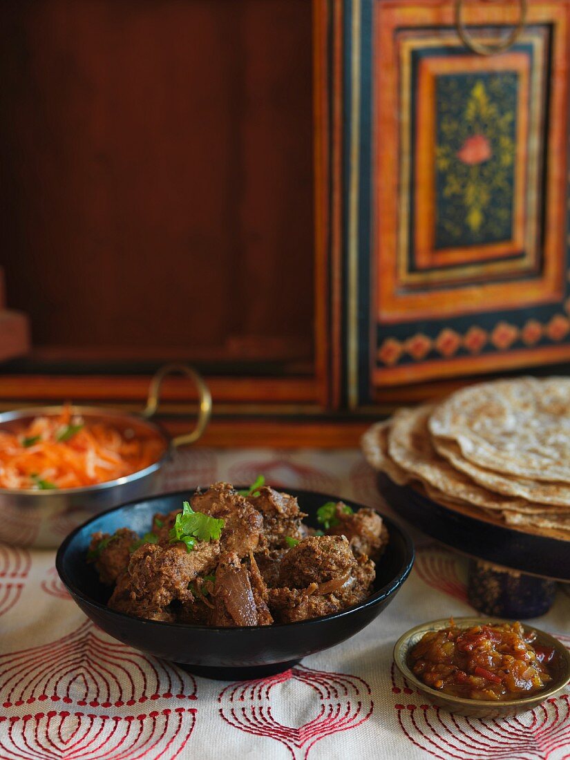 Pork curry, chutney and poppadoms (India)