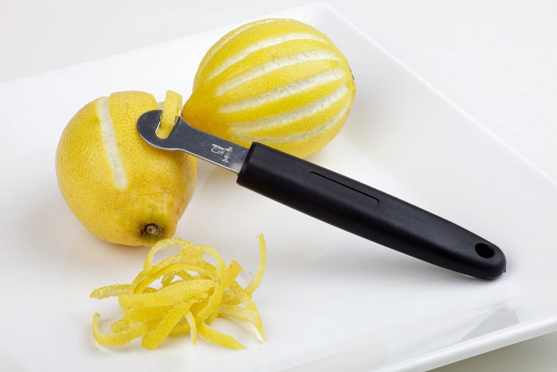 Zitronen mit Zestenreisser