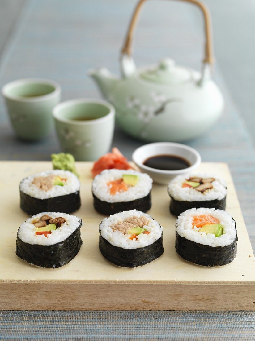 Maki-Sushi mit Ingwer, Wasabi, Sojasauce und Tee