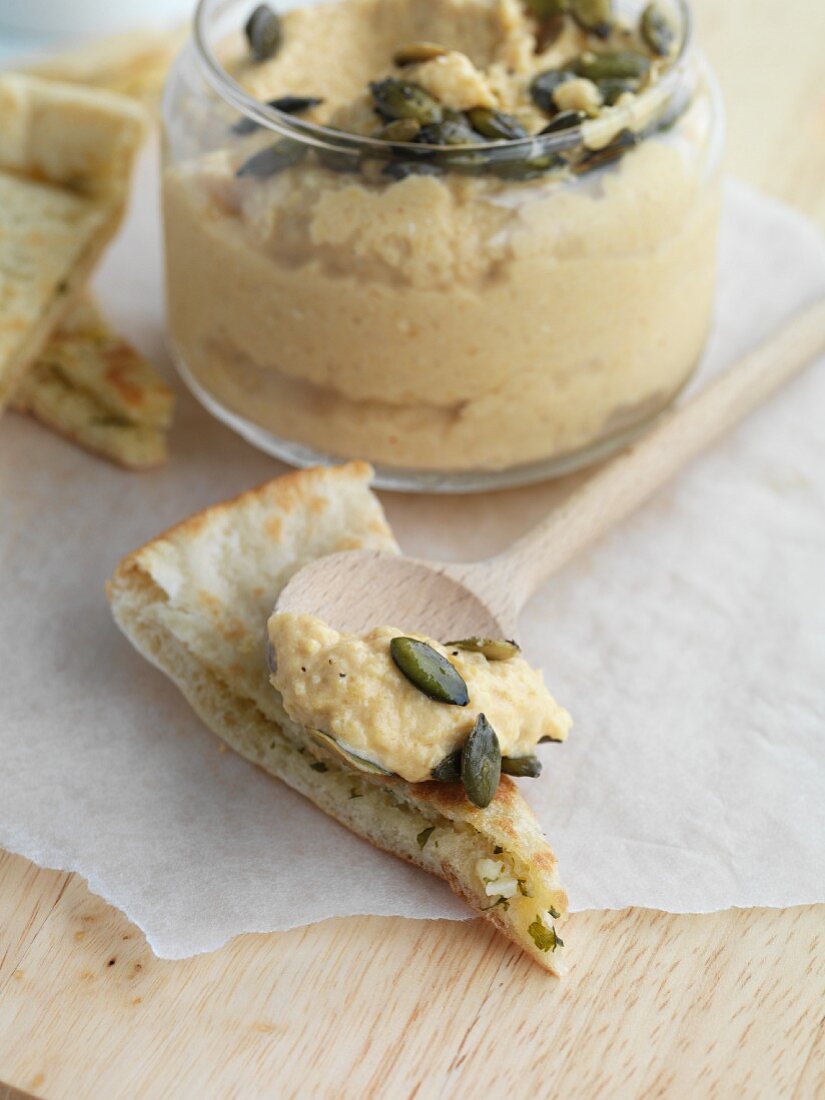 Hummus mit Knoblauchfladenbrot