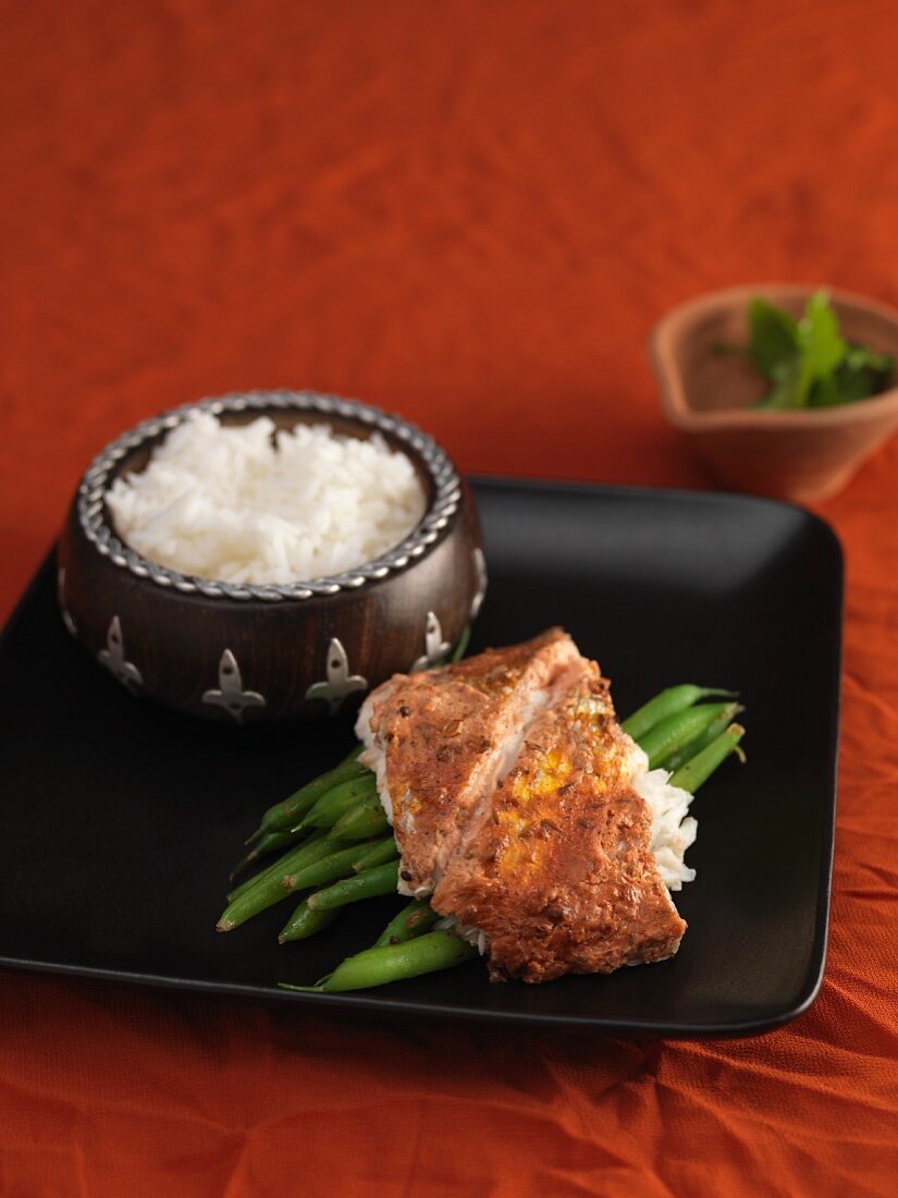 Tandoori snapper with rice and green beans (India)